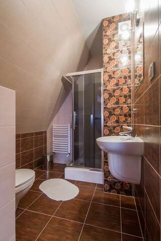Отели типа «постель и завтрак» u Kruka Groń Четырехместный номер с собственной ванной комнатой-9